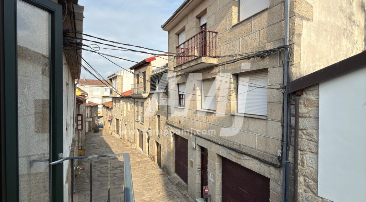 amj_re357_11